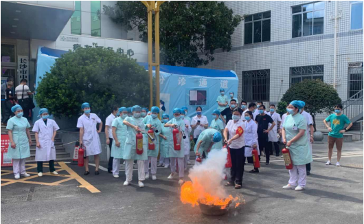 长沙市第四医院举行“火灾逃生舱疏散和实战灭火演练”。均为长沙晚报通讯员 杨芳 供图