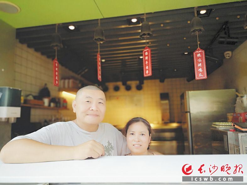 告别“游击战”有了自己的门店，廖辉夫妇充满了干劲。
