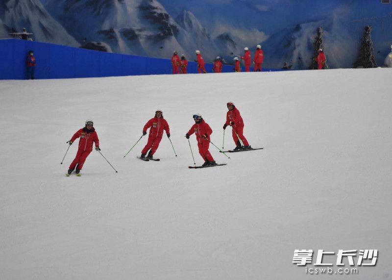 今日，在-5℃的湘江欢乐城欢乐雪域，一场主题为“欢乐颂”的全球首次雪地沉浸式文旅发布会——湘江欢乐城试营业新闻发布会在此举行。长沙晚报全媒体记者 王志伟摄
