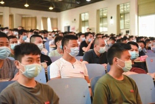 6月21日，长沙职业技术学院举行了一场退役军人学生开学典礼。受益于高职扩招的政策，全省1023名退役军人重返校园，开启人生新旅程。通讯员 供图