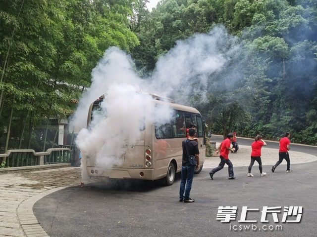 岳麓山观光车模拟起火现场。照片均为长沙晚报通讯员 曾蓉 供图