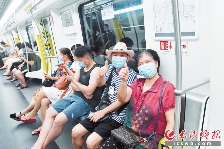 地铁3号线、5号线开通初期运营，长沙人民“喜提”两条地铁线路。均为长沙晚报全媒体记者 王志伟 摄
