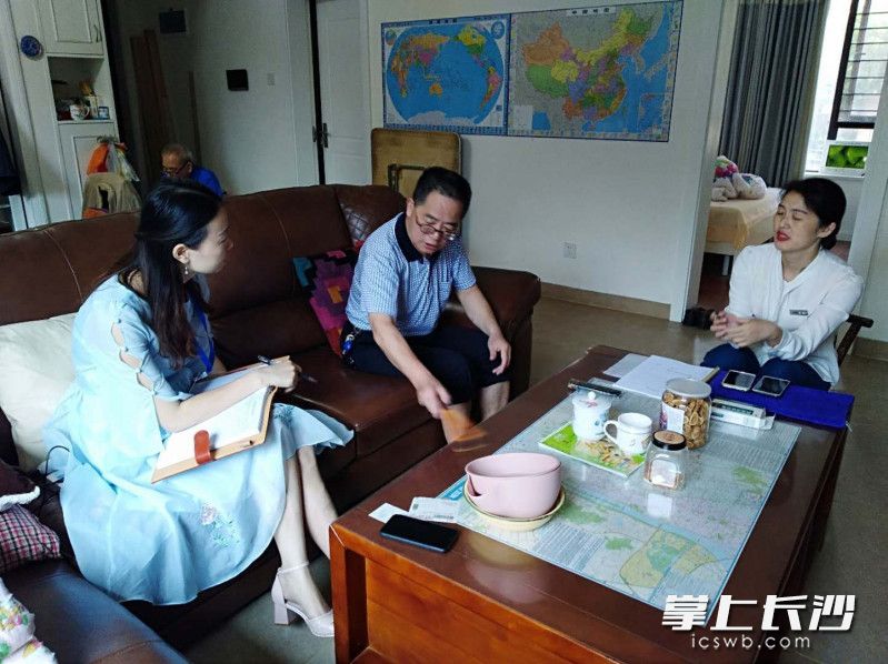 社区工作人员正在走访居民。