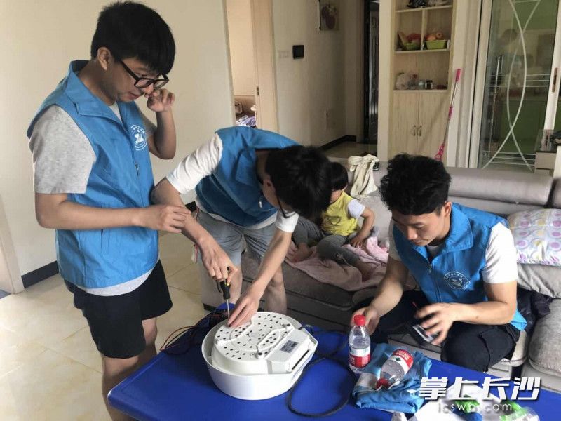 小家电维修志愿服务队上门为居民服务。