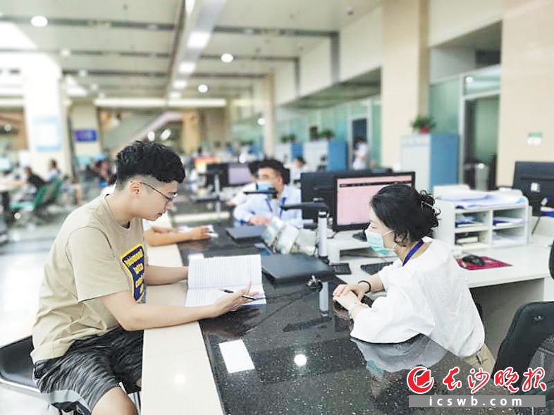 6月23日，市行政审批服务局复工复产政策兑现“一件事一次办”专窗，党员（右）为前来办理复工复产政策兑现业务的企业代表提供政策咨询服务。长沙晚报通讯员朱江 供图