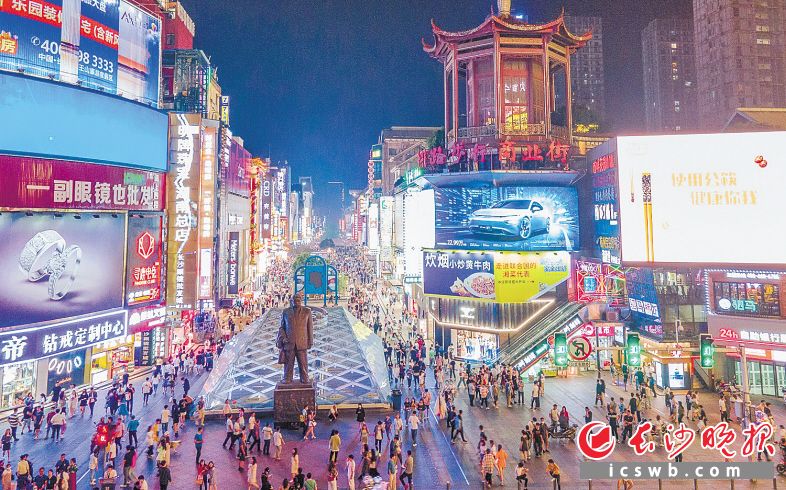 夜幕下的黄兴路步行街人头攒动，已经逐渐恢复往日的勃勃生机。 李锋 摄