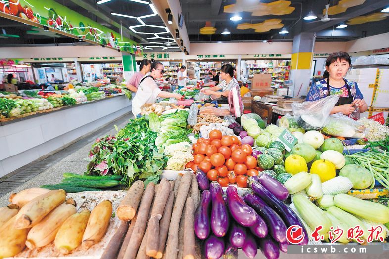 经过提质改造，扫把塘生鲜市场面貌焕然一新。王志伟 摄
