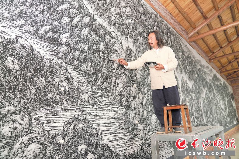 彭国柱在聚精会神进行创作。长沙晚报全媒体记者 王志伟 通讯员 章帝 摄影报道