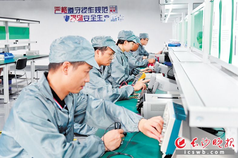 中大检测集团瞄准打造智能传感产业化项目，从传统检测领域向融合“互联网+”、大数据、人工智能等的新型检验检测产业链转型。长沙晚报全媒体记者 王志伟 摄