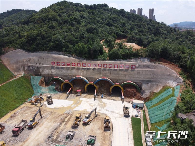 6月12日，望城区银星路连接线项目观音岩隧道导洞内，施工人员正加速掘进。 长沙晚报全媒体记者 王志伟 摄
