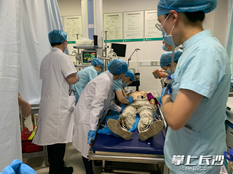 医护人员正在紧急抢救患者。由医院供图