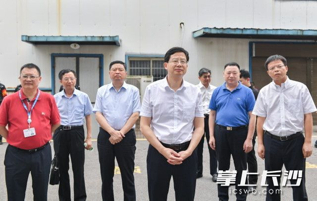 谢卫东先后来到湘雅三医院立体升降横移立体车库、湘江世纪城达江苑共享停车场现场，详细了解停车场建设及共享停车情况。