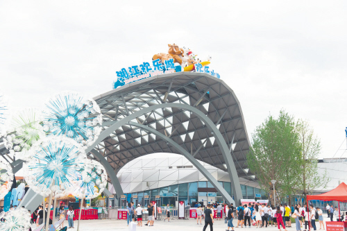 期盼已久的游客来到刚刚开园的湘江欢乐城打卡。