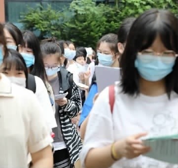 7月12日，长沙市周南梅溪湖中学考生参加学考。 学校供图