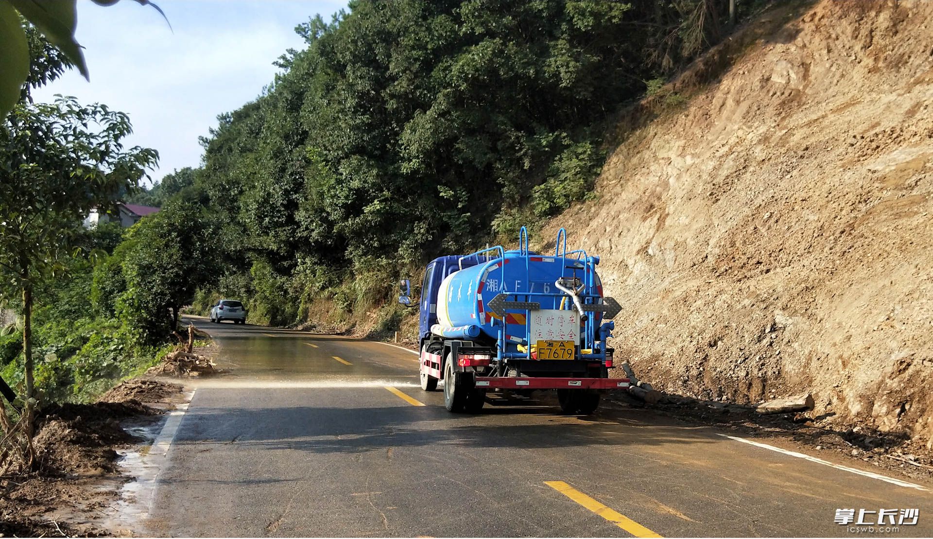 出动洒水车对淤泥路段进行冲洗