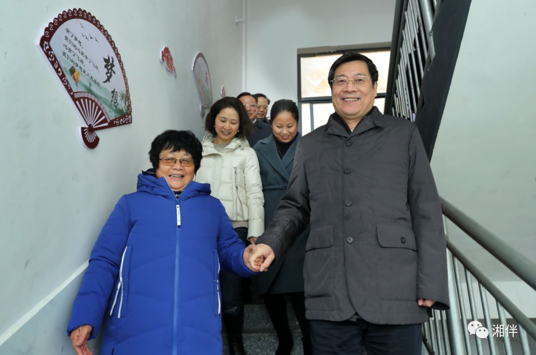 2019年12月23日下午，省委书记杜家毫来到溆浦县北斗溪镇宝山天三希望小学，看望周秀芳老师。湖南日报记者 罗新国 摄