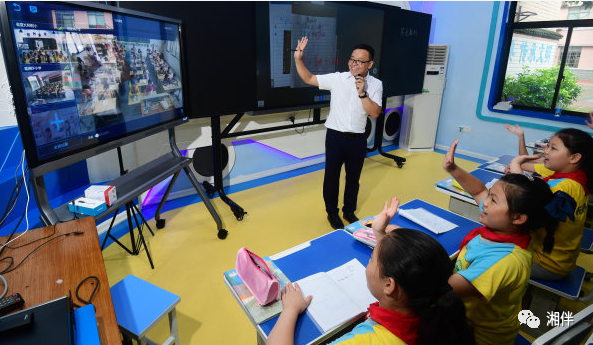 7月3日上午，长沙师范学院附属小学，杨乐老师和学生在数学课上通过网络和溆浦县葛竹坪镇中心小学、统溪河镇学校的师生互动。湖南日报记者 田超 通讯员 张华 摄
