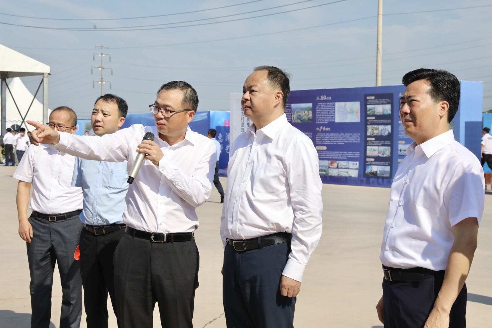 郑建新在长沙惠科项目调研。   均为长沙晚报通讯员刘书勤摄