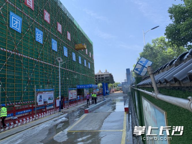 在湘安嘉园项目，600多个喷头将工地进行“全副武装”，对施工现场进行精准降尘。均为长沙晚报全媒体记者陈焕明摄