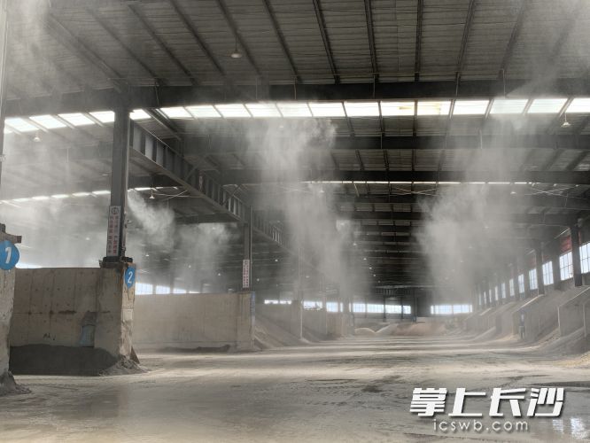 中建西部建设黄兴搅拌站全封闭料仓内，80多个喷头正对这些原材料进行抑尘处理。