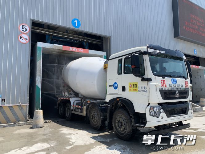 混凝土搅拌车在出厂时被冲洗干净才出场。