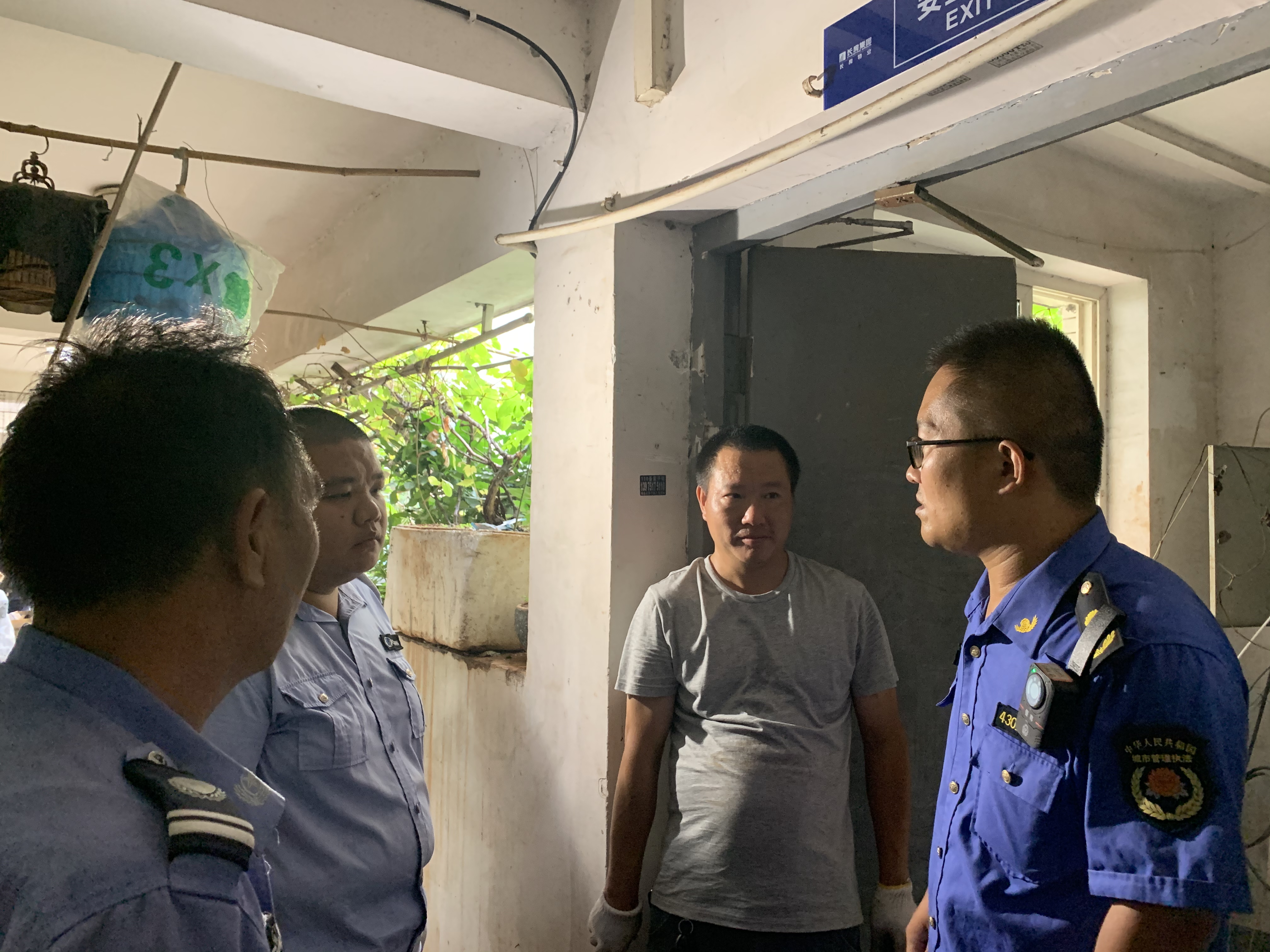 执法人员正在凤凰苑小区开展联合执法。   均为长沙晚报全媒体记者 陈焕明 实习生 刘庚辰 摄影报道