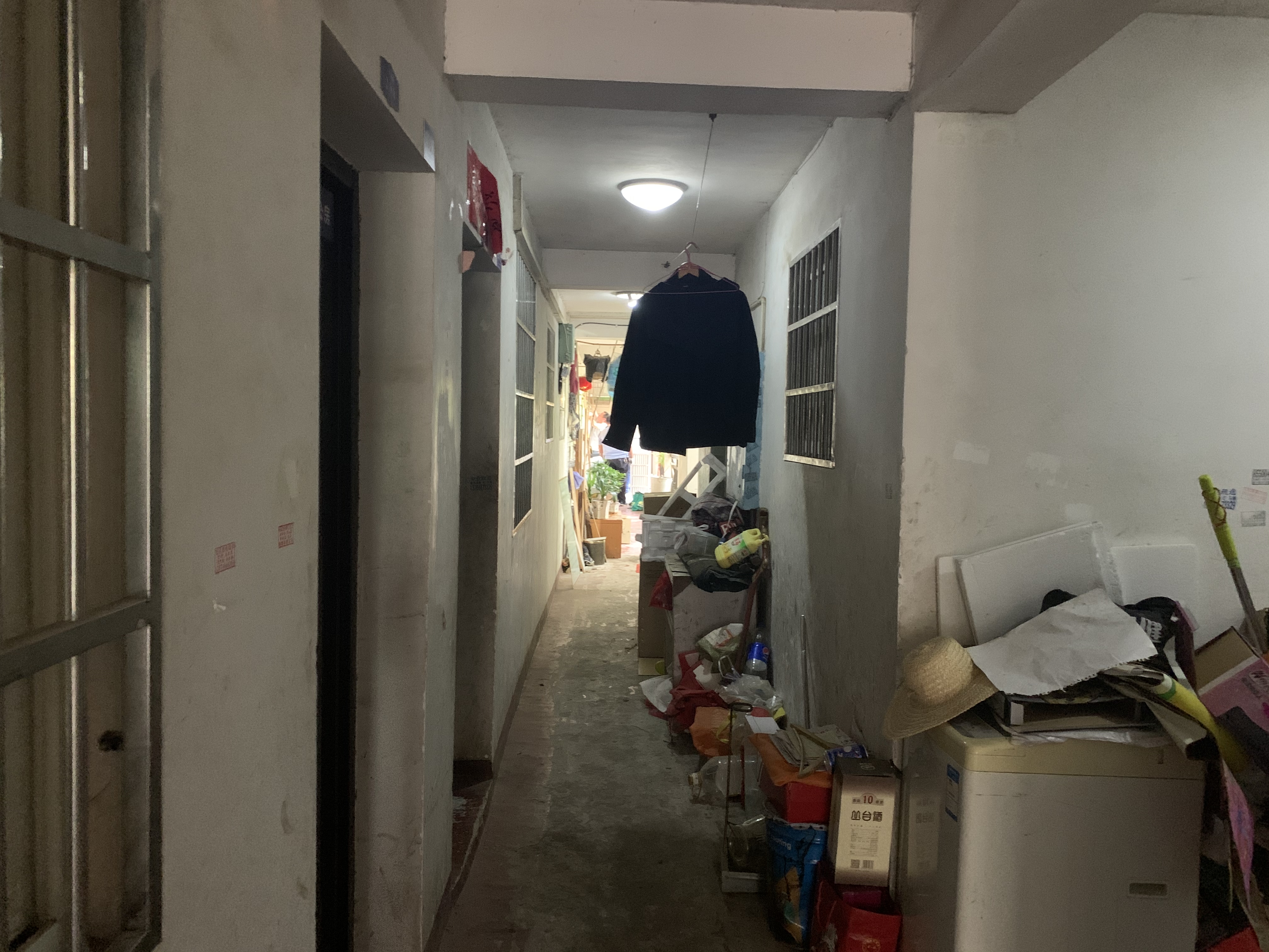 小区过道堆满杂物。