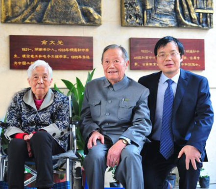 2013年，93岁高龄的俞大光院士（中）携夫人（左）回母校明德中学参观并在其院士雕像下与我校刘林祥校长（右）合影。明德迄今共培养了17位院士，是名副其实的“院士摇篮”。