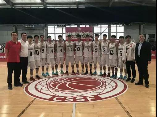 明德男篮 “泰安球王”，伍卓林副校长在现场为队员们加油鼓劲。