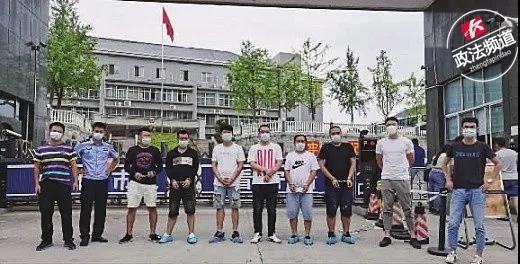 ▲7月16日，办案民警和嫌疑人在怀化市看守所门口。 警方供图