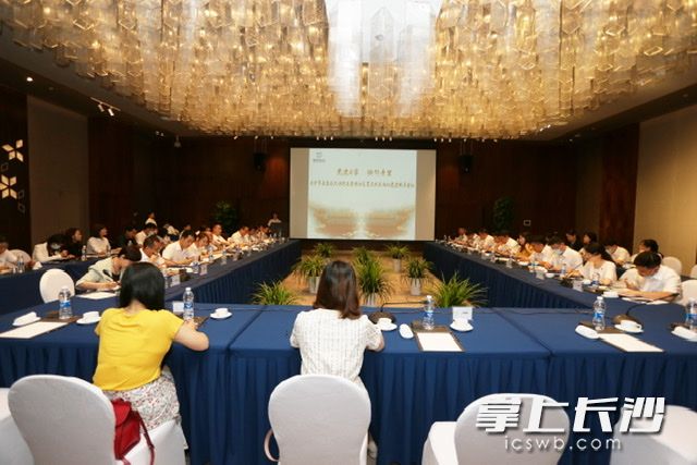 星湖社区区域化党建联席会第三次会议，开到了高大上的酒店会议厅。
