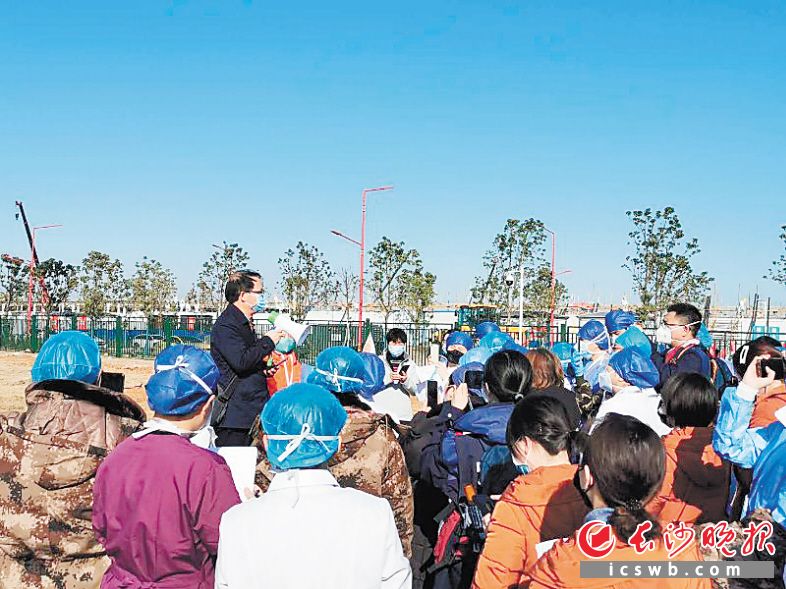 在“雷神山”，被誉为“湖湘感控第一人”的吴安华站在一堆刚刚踩实的黄土上，拿着小喇叭，声嘶力竭地教授如何进行疫情感控。