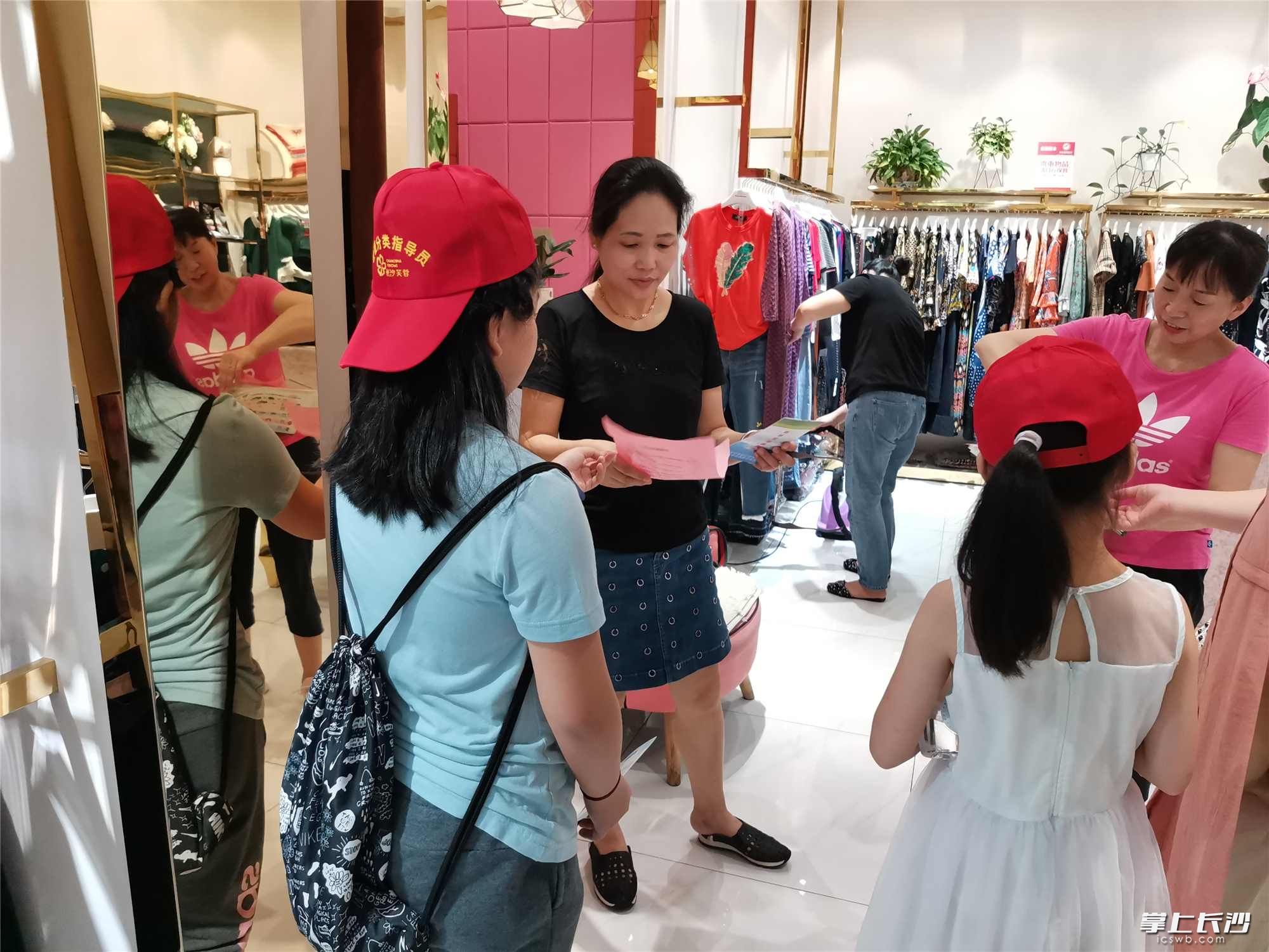 小市民对违规经营的店主进行劝导。