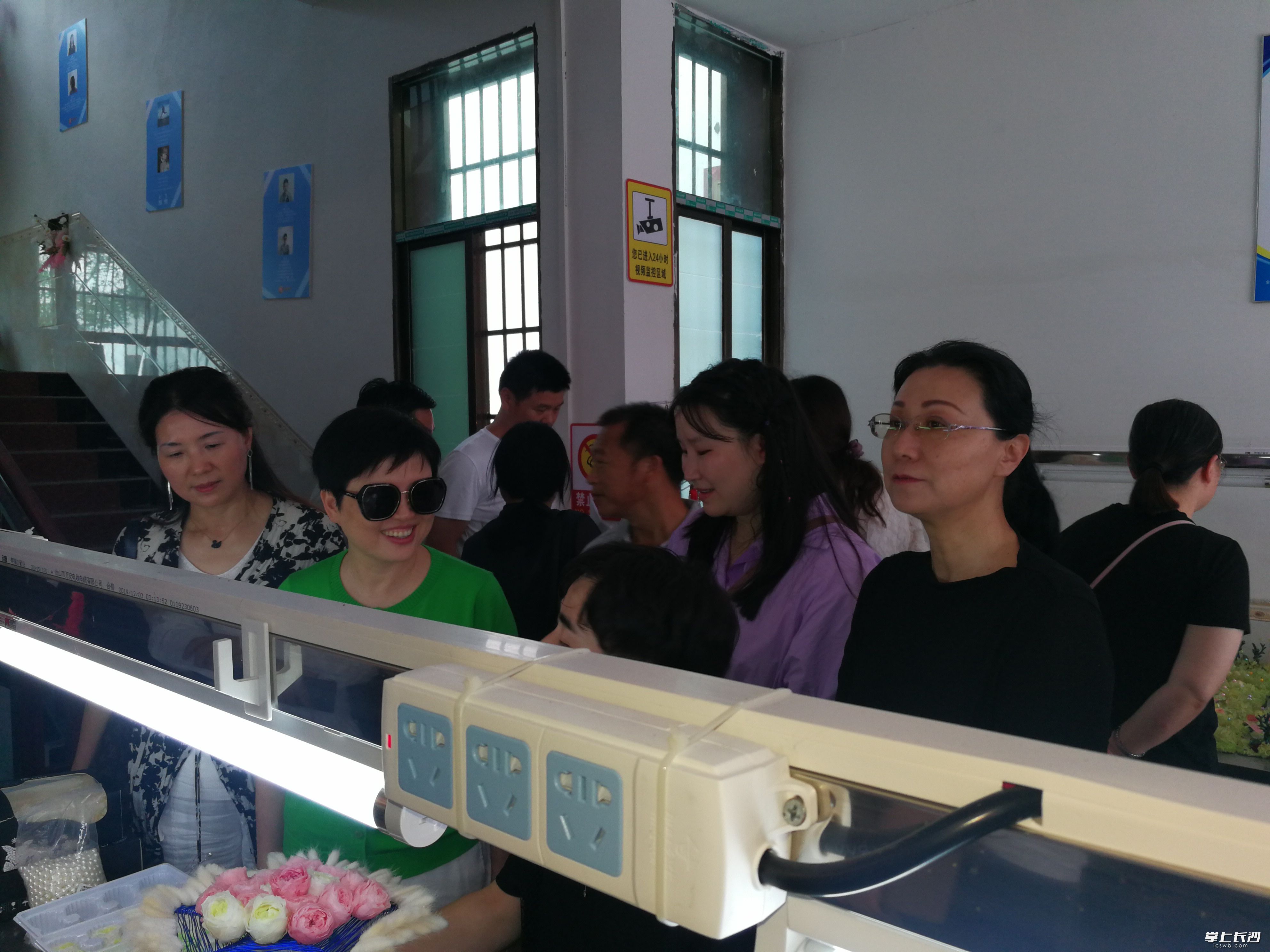 图为各民主党派市委负责人、部分骨干成员代表在巷子口镇考察“同心花坊”项目。