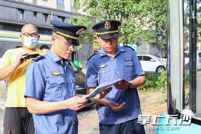 营运性质车辆需从业资格证和车辆营运证才可载客营运。柯鸣 摄