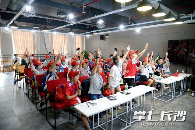 在经典国学动漫课堂上，小记者跟随着老师放飞想象的同时，增长了国学知识。吴梦珊 摄