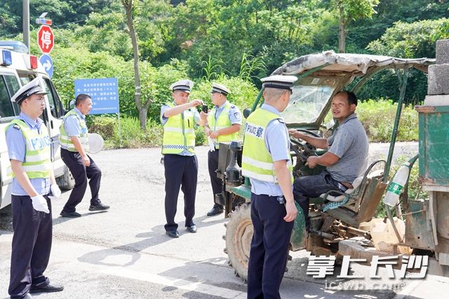 近日，长沙高新区开展变型拖拉机报废注销专项整治。柯鸣 摄