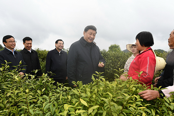 2020年4月21日，习近平在陕西省安康市平利县老县镇蒋家坪村女娲凤凰茶业现代示范园区，同茶农们亲切交谈。 新华社记者 谢环驰 摄