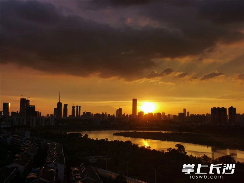 浏阳河与晚霞遥相呼应，就像一幅美丽的画卷，令人流连忘返。以上照片均为长沙晚报全媒体记者 李佳 摄