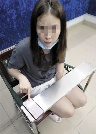 ↑嫌疑人展示账单。 上游新闻记者 张锦旗 摄