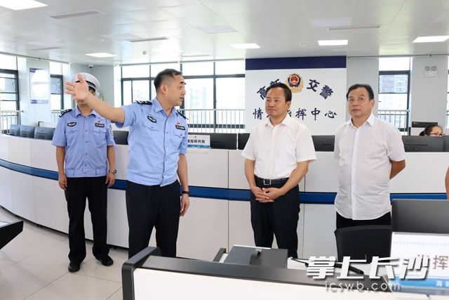 8月4日，长沙高新区党工委书记周庆年（右二）带队看望慰问一线劳动者。刘攀 摄