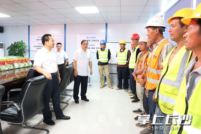 慰问组关切地询问一线工作人员的生产生活情况，要求相关负责人落实好防暑降温举措。刘攀 摄