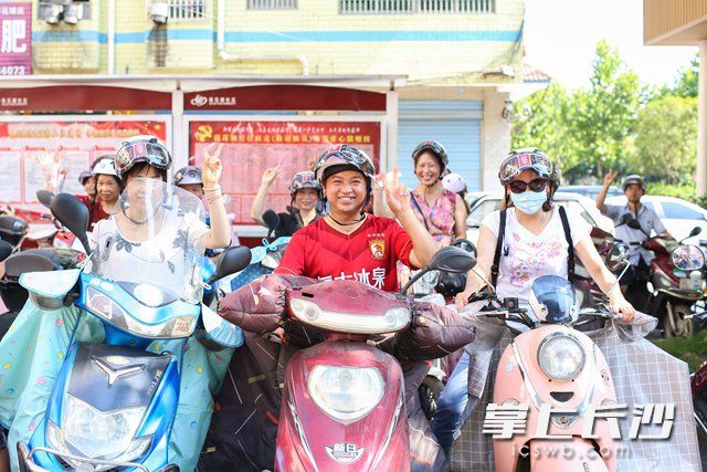 领到免费的头盔后，麓谷居民脸上笑容洋溢。柯鸣 摄