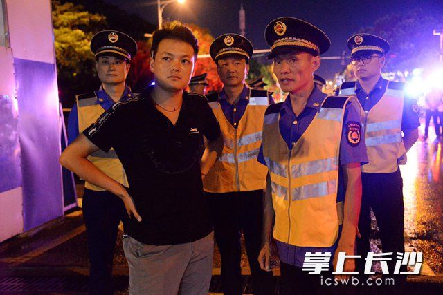 高新区城管执法大队副大队长张红军表示对工地相关负责人强调要降尘。吴梦珊 摄