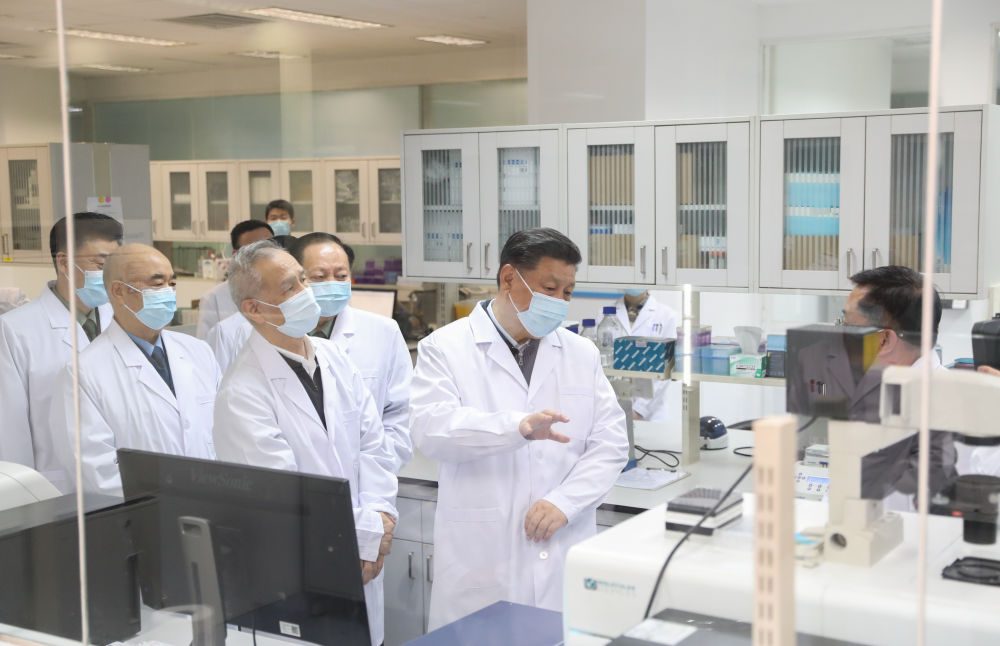 2020年3月2日，习近平在北京考察新冠肺炎防控科研攻关工作。新华社记者 丁海涛 摄