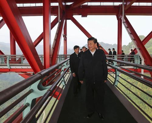 2013年11月3日至5日，中共中央总书记、国家主席、中央军委主席习近平在湖南考察。这是3日下午，习近平来到位于湖南吉首市的矮寨特大悬索桥考察。新华社记者 兰红光摄