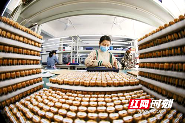 “帮万村”，也要“壮万企”。雅庭藤制品加工厂实现企业发展与百姓脱贫致富共赢的良好局面。