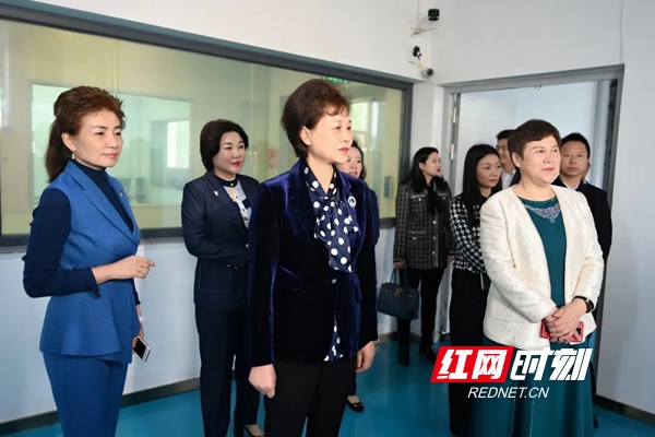 湖南省委常委、省委统战部部长黄兰香在长沙调研走访企业，进一步增强民营企业和商协会参与脱贫攻坚的信心。