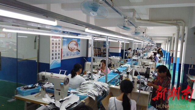 衡阳县最大的易地扶贫搬迁安置点——金兰镇泉隆新苑，总投资600多万元的就业扶贫车间——湖南国立宝泉金兰分厂于5月投产，贫困搬迁户实现了楼上住家，楼下就业。湖南日报记者刘建光 摄