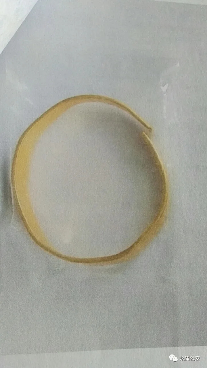 被抢走的金镯子